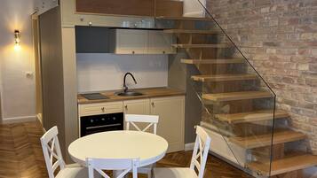 Suite Deluxe, 1 letto king con divano letto, vista città | Biancheria da letto di alta qualità, materassi in memory foam