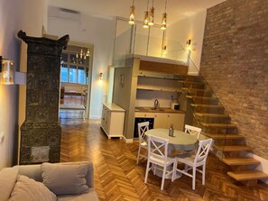 Suite – deluxe, 1 kingsize-seng med sovesofa, byutsikt | Eget kjøkken | Minikjøleskap, ovn, kokeplater og vannkoker