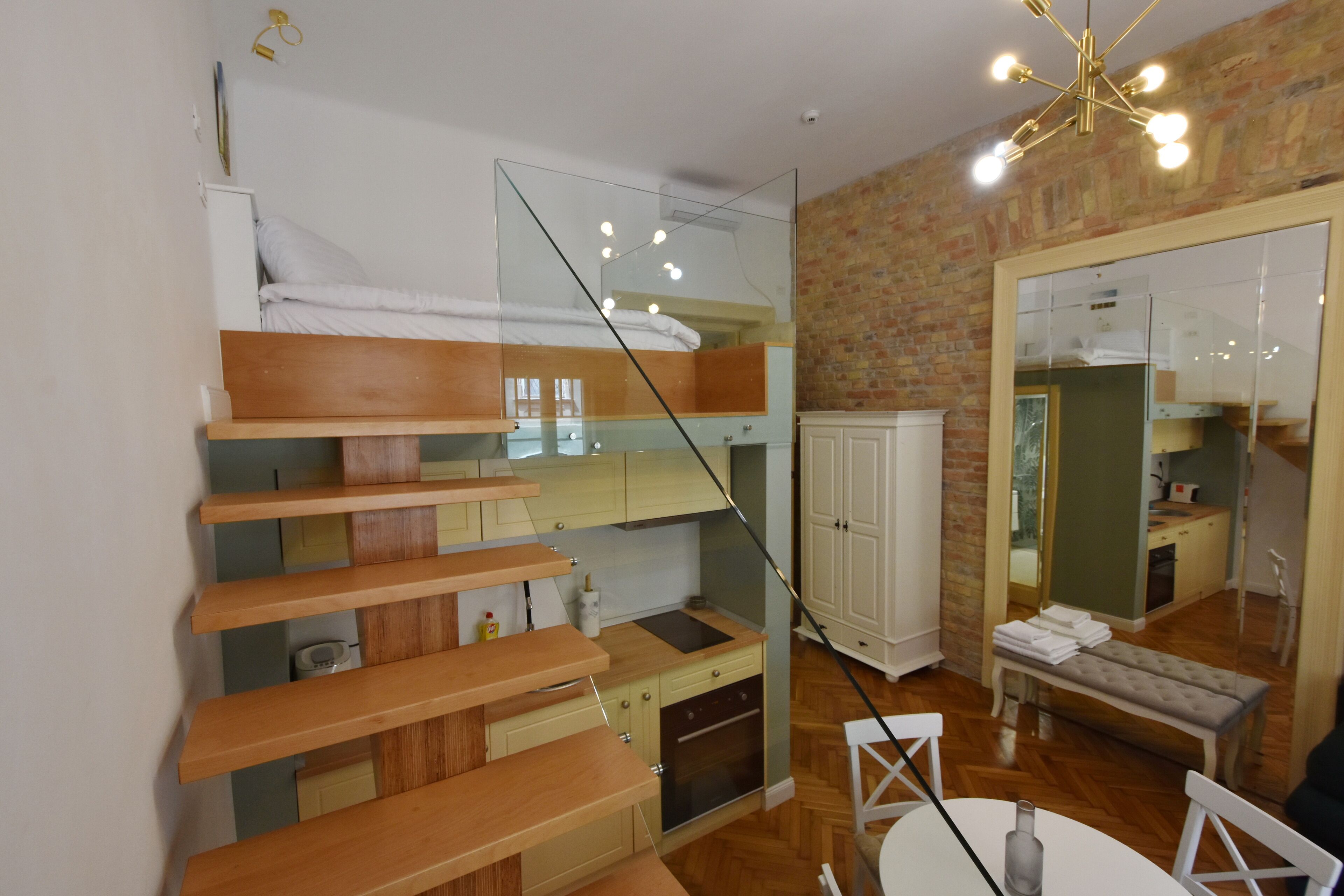 Suite Deluxe, 1 letto queen con divano letto, vista città | Cucina privata | Mini-frigorifero, forno, piano cottura, bollitore elettrico