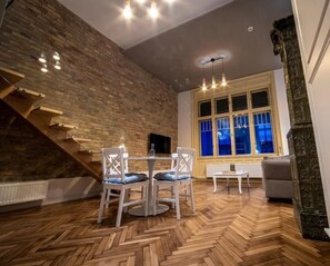 Suite Deluxe, 1 cama King size y sofá cama, vista a la ciudad | Servicio a la habitación