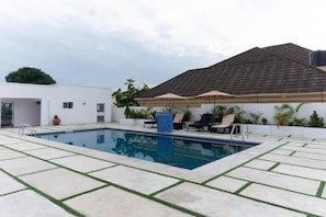 Outdoor pool, pool umbrellas, sun loungers - No. 8 Boutique Hotel (Ilorin)