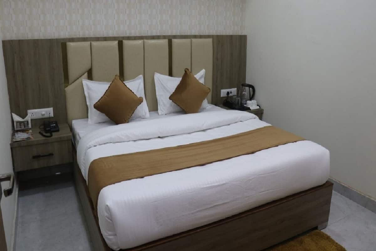 Deluxe Double Room | 1 bedroom, blackout drapes, soundproofing, iron/ironing board