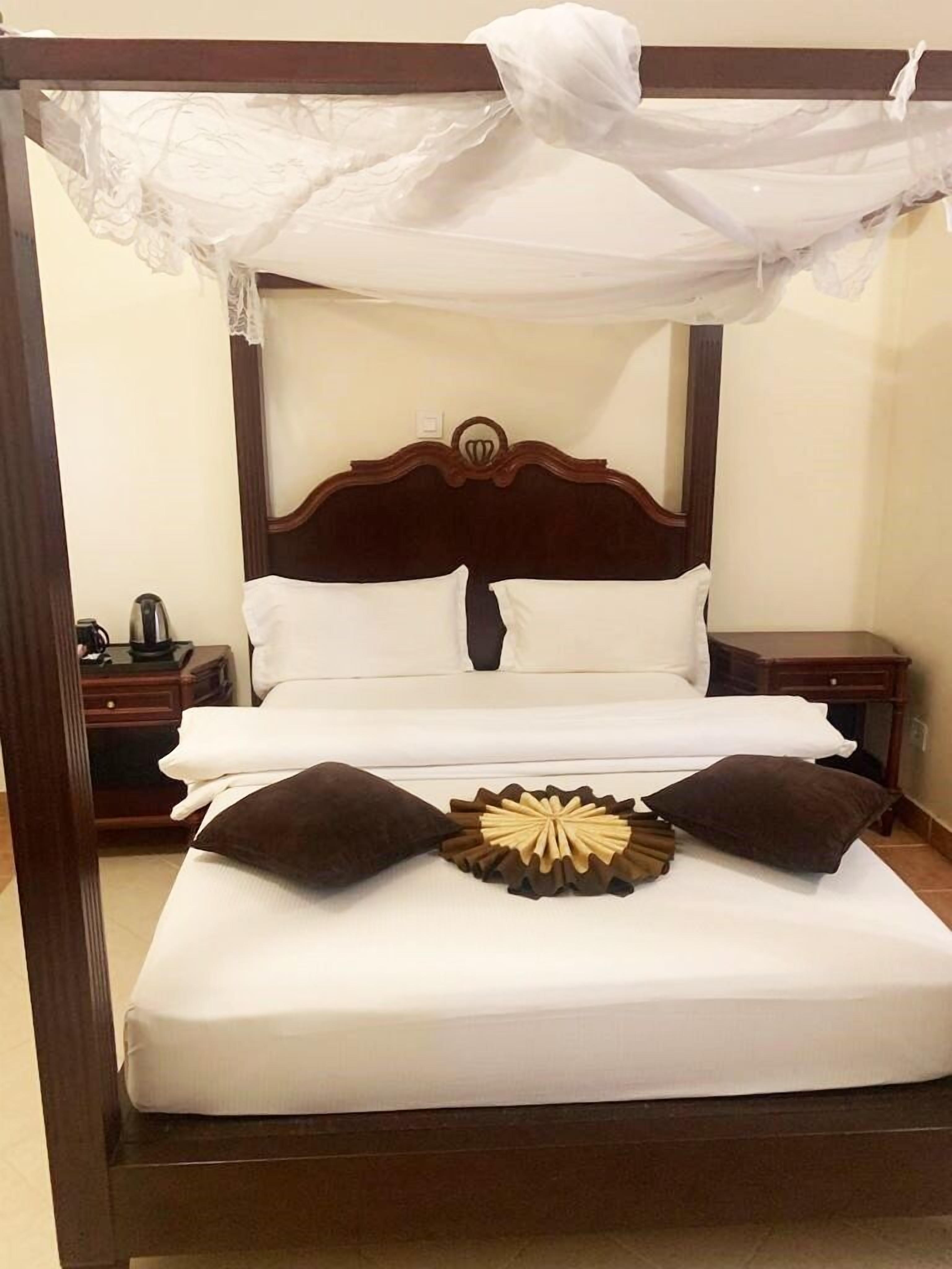 superior room | in-room safe, desk, iron/ironing board, free wifi