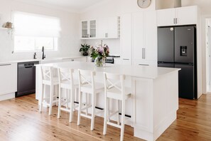 Fridge, microwave, oven, stovetop - Centrally Located Spacious & Luxurious Cottage (Parkes)