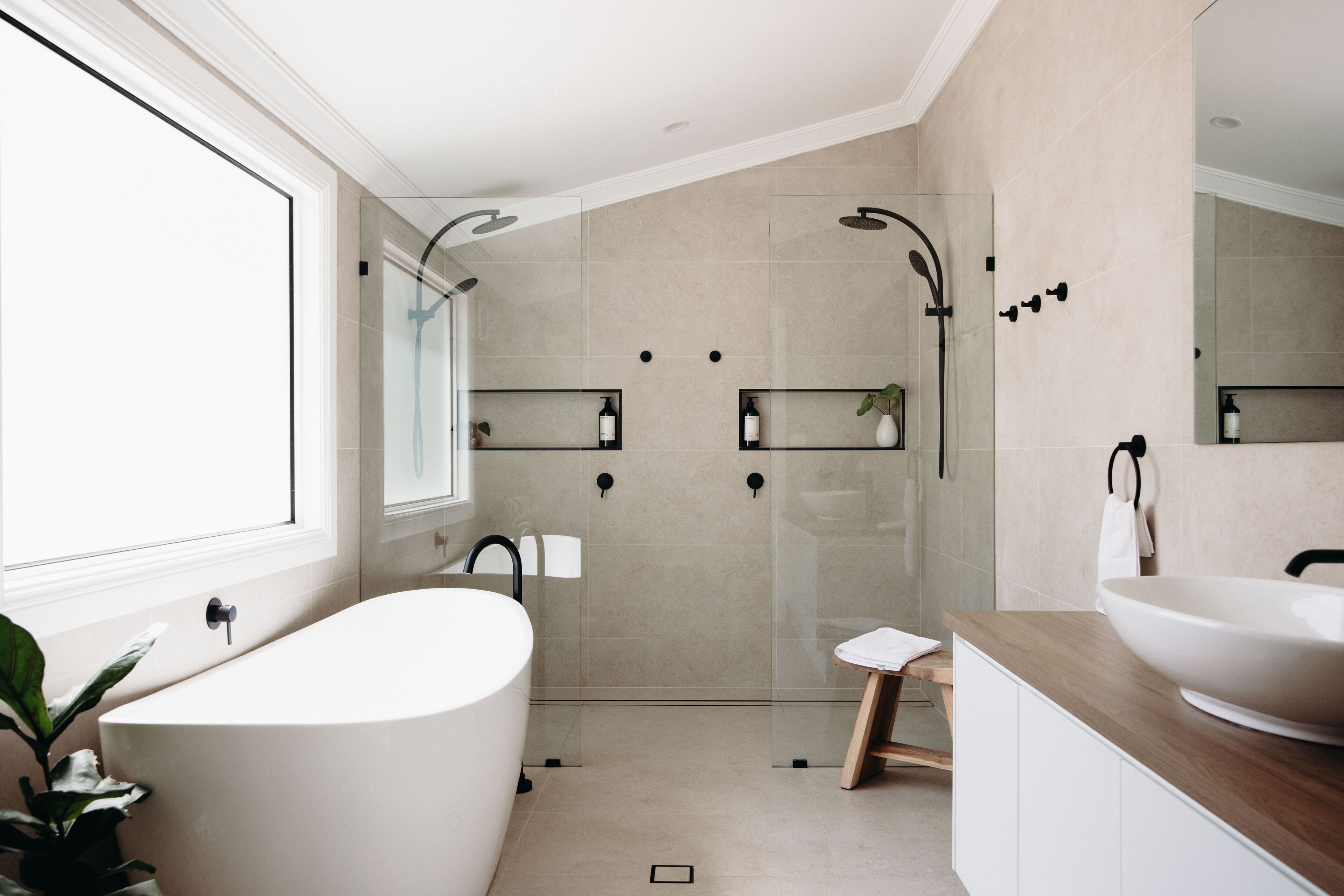 Douche, sèche-cheveux, serviettes fournies, savon