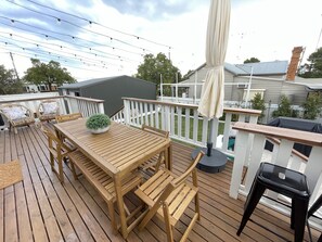 Outdoor dining - Centrally Located Spacious & Luxurious Cottage (Parkes)