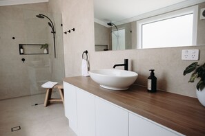 Douche, sèche-cheveux, serviettes fournies, savon