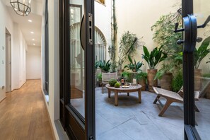 المنشأة من الداخل