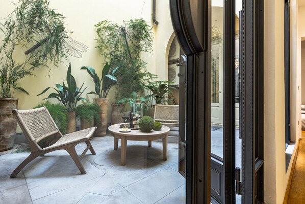 المنشأة من الداخل