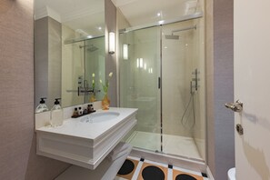 Douche, sèche-cheveux, bidet, serviettes fournies