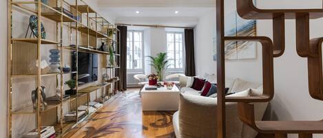 Smart TV, libros, estéreo