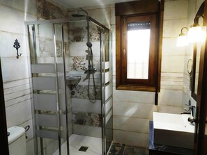 Cottage, 4 Bedrooms, Mountain View | Bathroom | Hair dryer, towels, soap, shampoo - Pago de Yuste (Cuacos de Yuste)