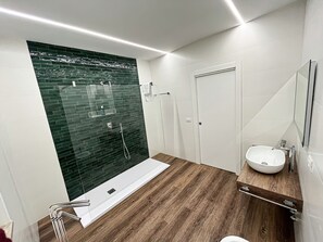 Suite | Bathroom | Shower, rainfall showerhead, free toiletries, hair dryer - Melo 48 (Bari)