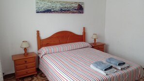 4 bedrooms, iron/ironing board, travel crib, free WiFi - Villa Berta , Chalet con Piscina Privada (vinaros)