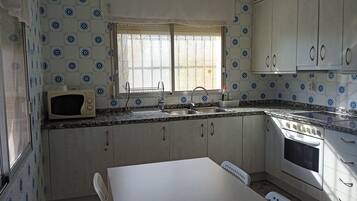 Een magnetron, een oven, een kookplaat