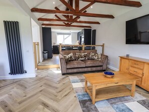 Televisión, reproductor de DVD, tenis de mesa y libros 