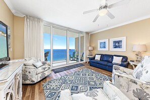 Signature-Apartment, 2 Schlafzimmer, Balkon, Strandblick | Wohnzimmer | 50-Zoll-Smart-TV mit Kabelempfang