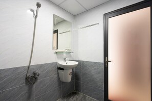 Kahden hengen businesshuone | Kylpyhuone | Ilmaiset hygieniatuotteet, hiustenkuivaaja, tohvelit