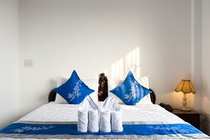 Business Double Room | Desk, laptop workspace, blackout curtains, soundproofing - Loc Phat Hotel (Ho Chi Minh City)