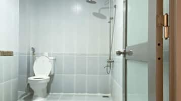 Habitació familiar | Bany | Articles de tocador gratuïts, assecador de cabells i sabatilles