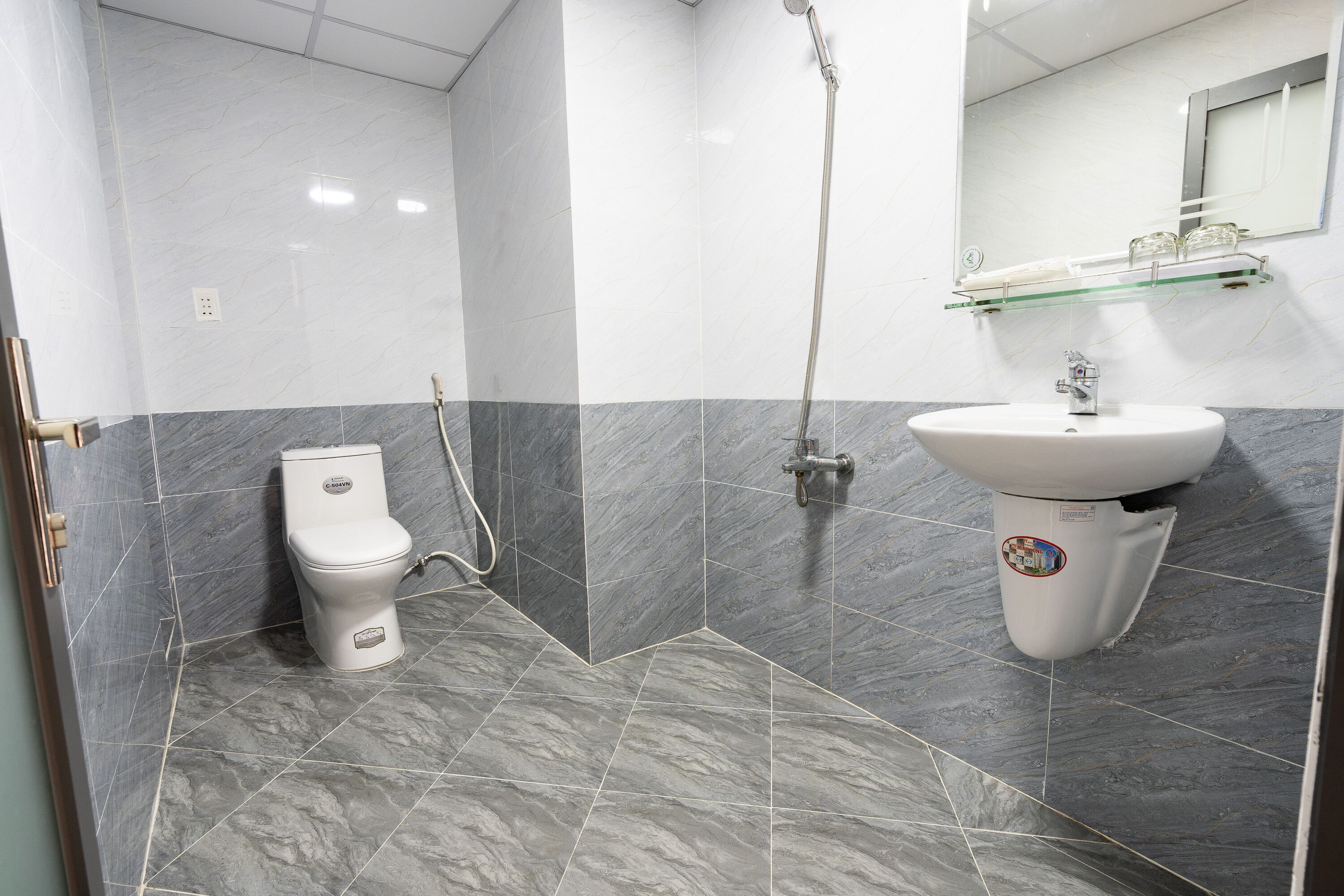 Business Double Room | Bathroom | Free toiletries, hair dryer, slippers, bidet