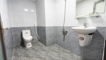 Business Double Room | Bathroom | Free toiletries, hair dryer, slippers, bidet