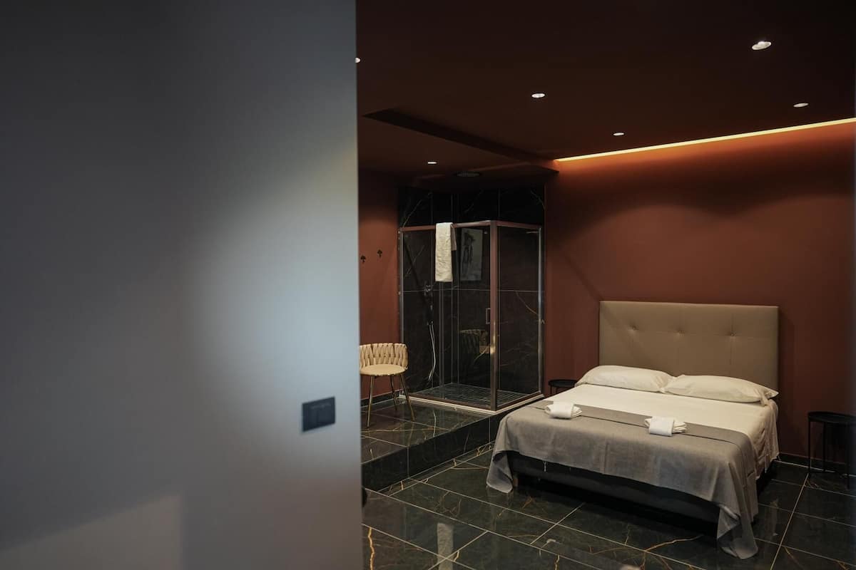 Eenvoudige kamer | Hypoallergeen beddengoed, Select Comfort-bedden, een minibar, een bureau