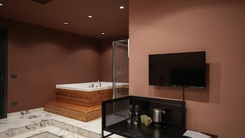 デラックス ルーム | 低刺激性寝具、セレクト コンフォート製ベッド、ミニバー、デスク
