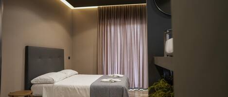 Basic Room | Hypo-allergenic bedding, Select Comfort beds, minibar, desk