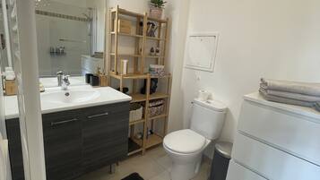 SĂšche-cheveux, serviettes fournies, savon, shampoing