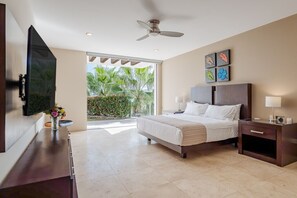 6 camere, una scrivania, ferro/asse da stiro, culla da viaggio