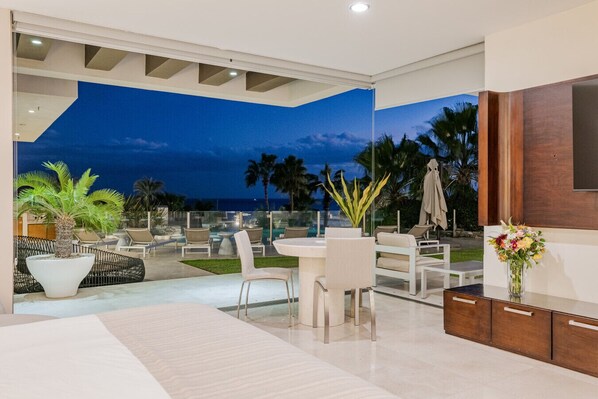 6 bedrooms, desk, iron/ironing board, travel crib