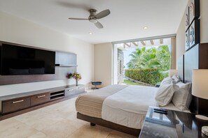 6 soverom, skrivebord, strykejern/-brett og reiseseng for barn