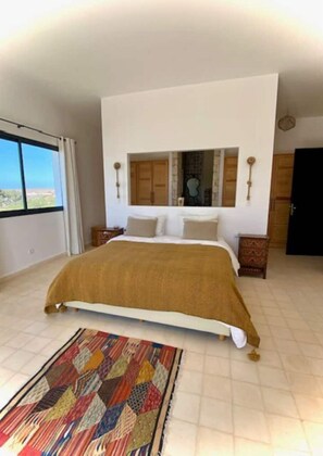 4 bedrooms, travel crib, WiFi, bed sheets