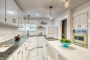 Kjøleskap, mikrobølgeovn, ovn og kokeplater