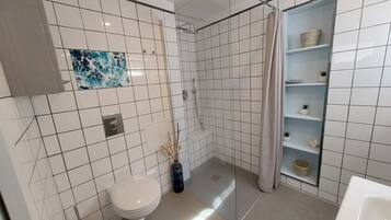 SĂšche-cheveux, serviettes fournies, savon, papier toilette