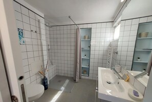 Secadora de cabello, toallas, jabón, papel de baño