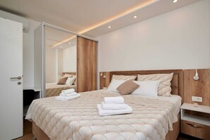 2 bedrooms, iron/ironing board, WiFi, bed sheets