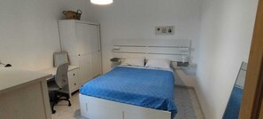 2 Schlafzimmer, Schreibtisch, Bügeleisen/Bügelbrett, Reisekinderbett