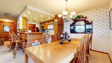 Condo, Multiple Beds, Patio, Mountain View (Walk to Mammoth Ski Lifts at Canyon ) | 2 bedrooms, individually decorated, individually furnished