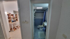 シャワー、ヘアドライヤー、タオル、石鹸