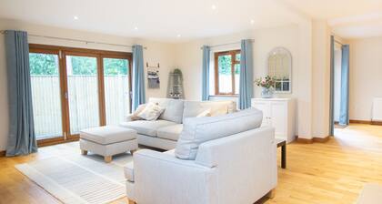 Quiet countryside family friendly home, Five Ashes