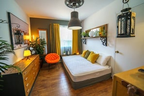 1 bedroom, bed sheets
