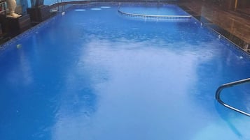 สระว่ายน้ำกลางแจ้ง