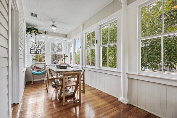 Talo, useita sänkyjä, keittiö, näköala puutarhaan (Casa Doble) | Ruokailu