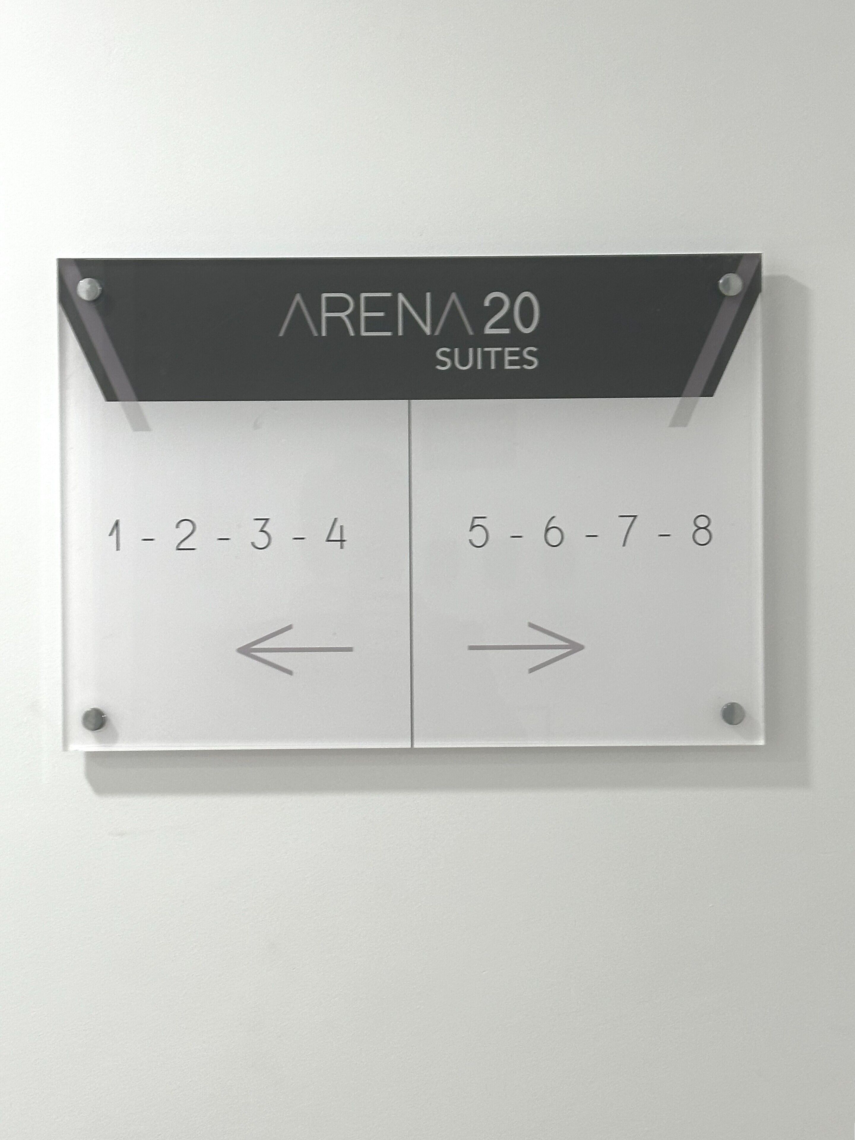Señalización de 'ARENA 20 SUITES' con los números de habitación 1-4 y 5-8, mostrando la distribución de las suites.