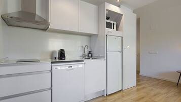 Departamento superior | Cocina privada | Refrigerador con congelador, microondas y parrilla de estufa