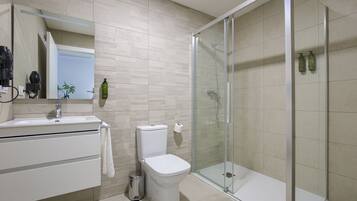 Standard Apartment | Bilik Mandi | Pancuran mandi, pengering rambut, tuala disediakan