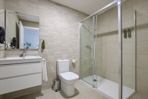 Standard Apartment | Bathroom | Shower, hair dryer, towels -  Arena 20 Suites (Valencia)
