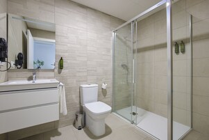 Apartamento estándar | Baño | Ducha, secador de pelo y toallas